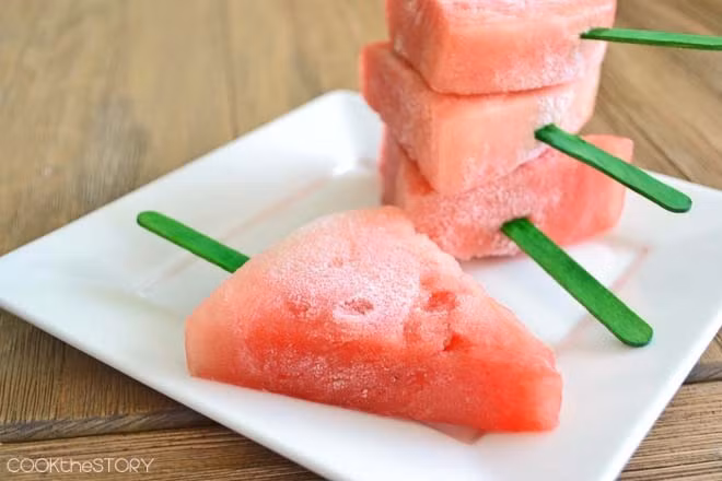 Lưu ý, trong lúc xay, bạn thêm lượng đường và nước cốt chanh đã chuẩn bị vào. Sau đó, đổ hỗn hợp đó vào khuôn làm kem và để ở ngăn đá của tủ khoảng 4h là có những que kem dưa hấu đỏ tươi, ngọt thanh, mát lịm.