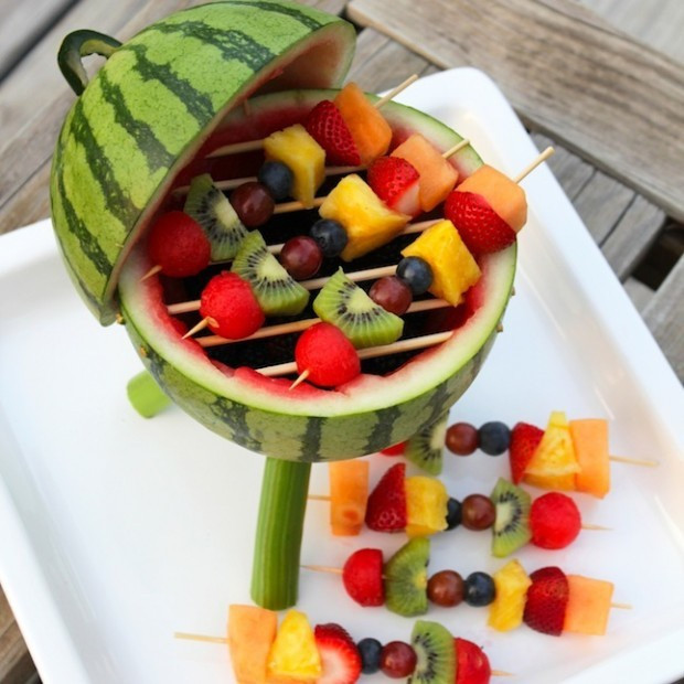 “BBQ” dưa hấu: Đây chính là món tráng miệng tuyệt vời cho bữa tiệc ngoài trời với cách trang trí bắt mắt và có thể thưởng thức nhiều loại quả cùng lúc. Ảnh: Internet. Video "Chế biến món ngon từ nấm đông cô". Nguồn: VTC.