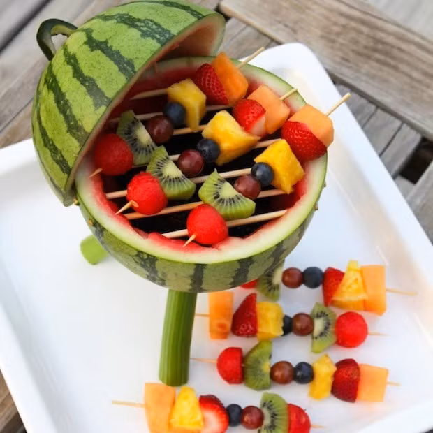 “BBQ” dưa hấu: Đây chính là món tráng miệng tuyệt vời cho bữa tiệc ngoài trời với cách trang trí bắt mắt và có thể thưởng thức nhiều loại quả cùng lúc. Ảnh: Internet. Video "Chế biến món ngon từ nấm đông cô". Nguồn: VTC.