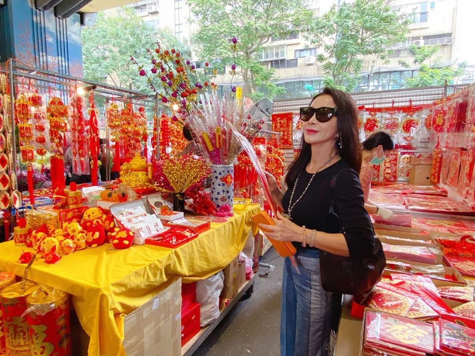 Về ăn uống, Trần Mỹ Phượng tập trung chú ý vào khâu chọn thực phẩm cho các bữa ăn của mình. Người đẹp không kiêng hoàn toàn tinh bột nhưng bổ sung nhiều rau xanh, chất béo từ thực vật và hạn chế các đồ ăn không tốt cho sức khỏe.