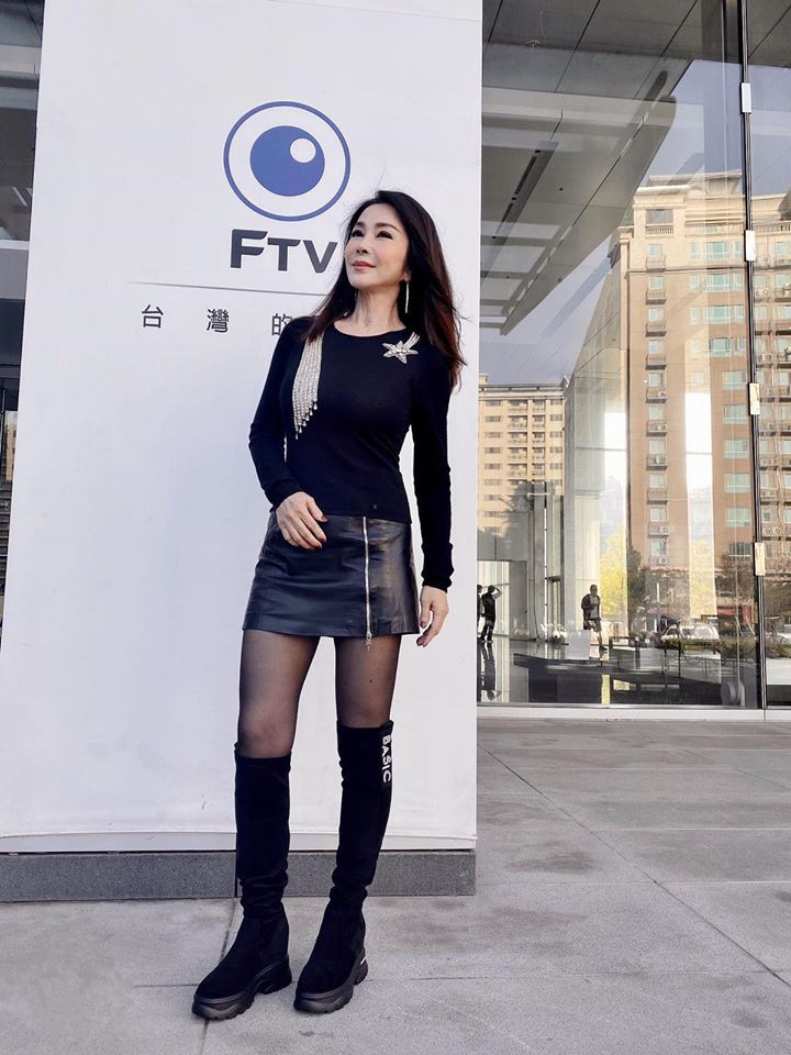 Ngoài ra uống nhiều nước có chứa collagen cũng là một bí quyết cho sự tươi trẻ của Mỹ Phượng.