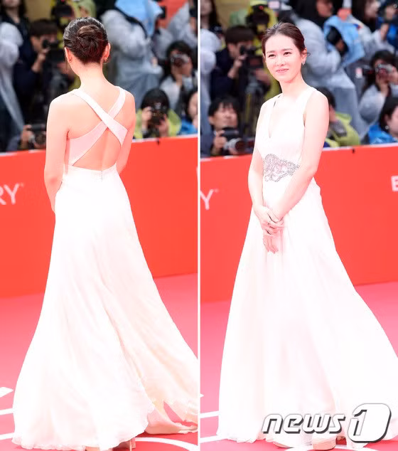 Trong những bài tập Pilates, "tư thế lướt sóng" là bài tập mà Son Ye Jin vô cùng yêu thích. Bài tập này giúp tăng cường sức cho cơ đùi và giúp cơ thể dẻo dai hơn rõ rệt. "Chị đẹp" từng tiết lộ tư thế này chính là bí quyết đem lại cho cô vóc dáng hoàn hảo trong hai bộ phim My wife got married và Into the white night.