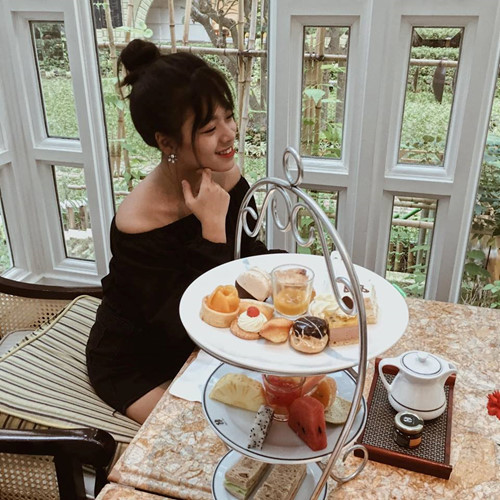 Cô út nhà Chiều Xuân cực quyến rũ và sang chảnh trong chiếc váy trễ vai màu đen.