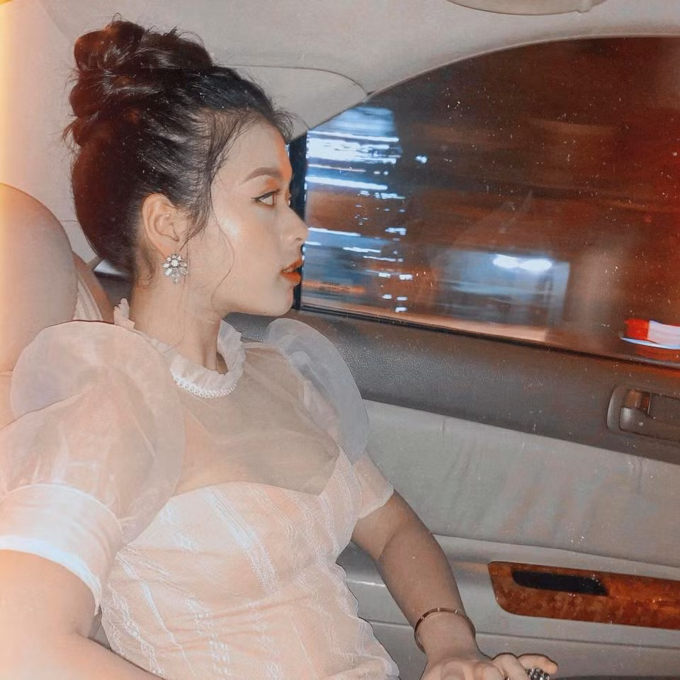 Con gái nghệ sĩ Chiều Xuân ăn mặc sành điệu và trang điểm sắc sảo cuốn hút. Ảnh: FBNV, Internet. Mời độc giả xem video "Minh Hằng chia sẻ về phong cách thời trang". Nguồn: VTC.