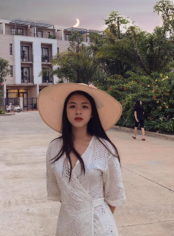 Hồng Khanh chuộng gu thời trang đời thường gợi cảm, nữ tính được nhận xét có phần già dặn hơn so với lứa tuổi.