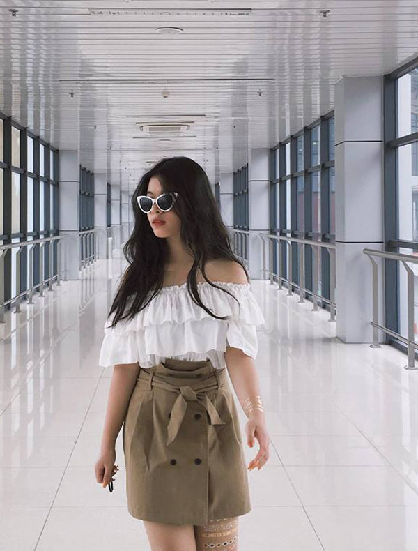 Cách ăn mặc của Hồng Khanh chín chắn hơn nhiều so với tuổi thật.