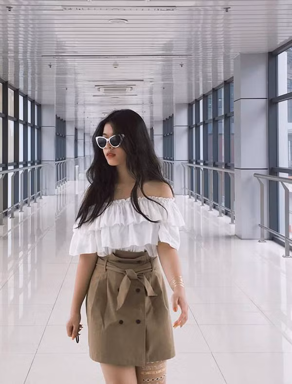 Cách ăn mặc của Hồng Khanh chín chắn hơn nhiều so với tuổi thật.