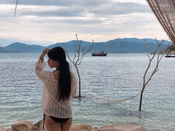 Đôi khi, Hồng Khanh cũng mạnh dạn diện áo tắm gợi cảm khoe dáng với bạn bè và người hâm mộ.