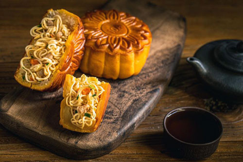 Giữa thời điểm đại dịch khó khăn, bánh trung thu mì tôm cũng là một ý tưởng thú vị.