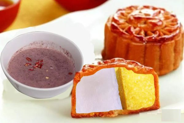 Chiếc bánh trung thu nhân đậu mắm tôm.