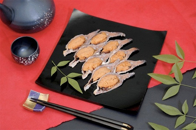 Món ăn này được xem là một trong những đặc sản của người Nhật, được mệnh danh là “phomai của Nhật Bản” và có giá rất đắt đỏ, mỗi hộp nhỏ có giá hơn 3 nghìn yên (khoảng hơn 700.000 đồng). Ảnh: Internet. Mời độc giả theo dõi video "Chế biến món ngon từ nấm đông cô". Nguồn: VTC.