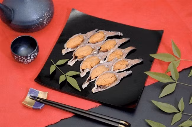 Món ăn này được xem là một trong những đặc sản của người Nhật, được mệnh danh là “phomai của Nhật Bản” và có giá rất đắt đỏ, mỗi hộp nhỏ có giá hơn 3 nghìn yên (khoảng hơn 700.000 đồng). Ảnh: Internet. Mời độc giả theo dõi video "Chế biến món ngon từ nấm đông cô". Nguồn: VTC.