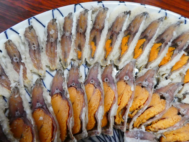 Sau khi đánh bắt, người ta loại bỏ nội tạng của cá, chỉ để lại vây, mang cá và trứng cá. Riêng dạ dày của cá được rửa sạch, ướp muối biển và nhét lại vào trong bụng con cá. Sơ chế xong, những con cá sẽ được xếp gọn gàng vào một thùng gỗ, cứ mỗi lớp cá sẽ rải lên một lớp muối và sau đó nén chặt cá bằng các hòn đá lớn để bảo quản cá được tốt hơn.