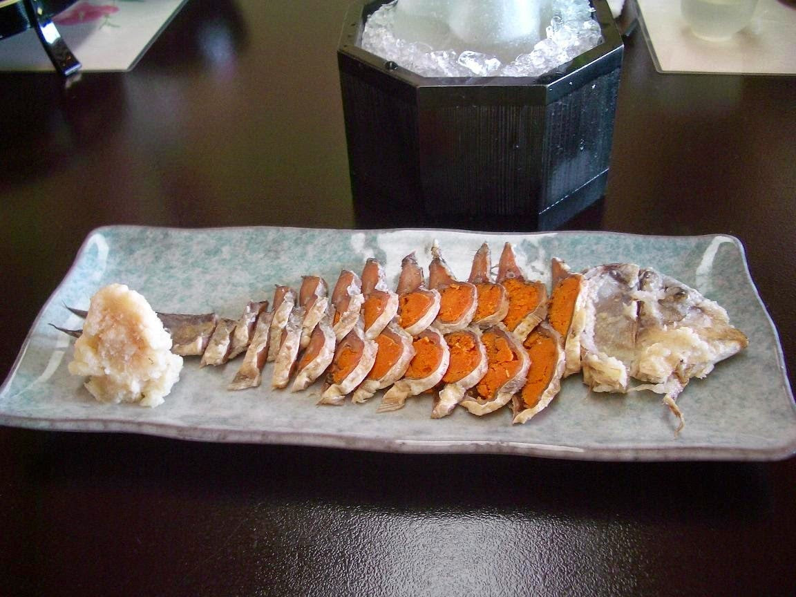 Bản chất của món Funazushi cũng là một trong những loại sushi vì cũng gồm các thành phần như cơm, cá. Nhưng Funazushi khác với những loại sushi khác là thay vì ăn với cá sống, đặc sản này dùng cá lên men 3 năm mới ăn được.