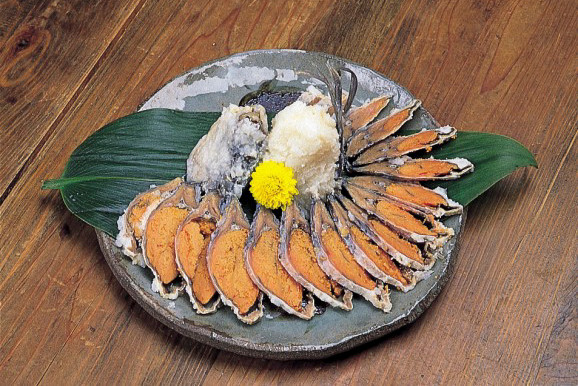 Để thưởng thức món ăn này, thực khách phải chờ đợi tương đối lâu, từ 3 - 4 năm. Cách ăn món Funazushi cũng giống như ăn sushi như thái mỏng ra và ăn với gừng hồng, nước tương.