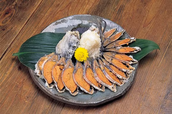 Để thưởng thức món ăn này, thực khách phải chờ đợi tương đối lâu, từ 3 - 4 năm. Cách ăn món Funazushi cũng giống như ăn sushi như thái mỏng ra và ăn với gừng hồng, nước tương.