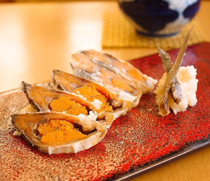 Món Funazushi rất nặng mùi, có mùi thum thủm, hăng hắc khiến người lần đầu tiên nếm thử sẽ liên tưởng đến mùi “nước tiểu”. Đây là một món ăn không dành cho người yếu tim.