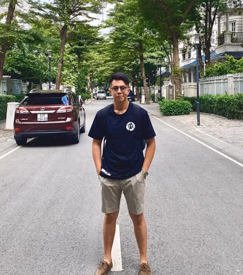 Các mẫu áo thun cổ tròn thường được bạn trai Hương Giang phối cùng jeans và short khi đi dạo phố, vui chơi cùng bạn bè.