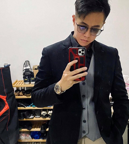 Thỉnh thoảng khi đi sự kiện, bạn trai Hương Giang mới chọn những bộ vest lịch lãm.