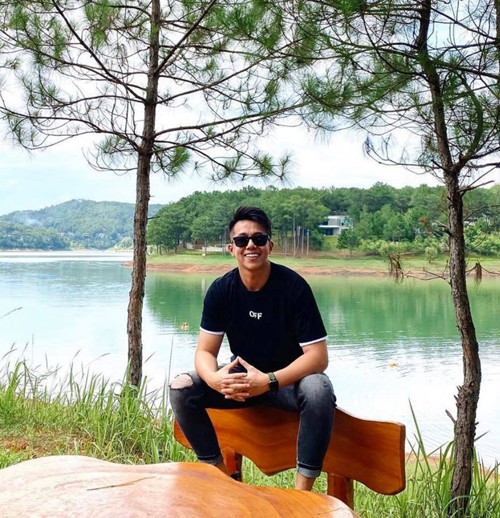 Anh chàng thường mặc các mẫu áo phông tối màu đơn giản.