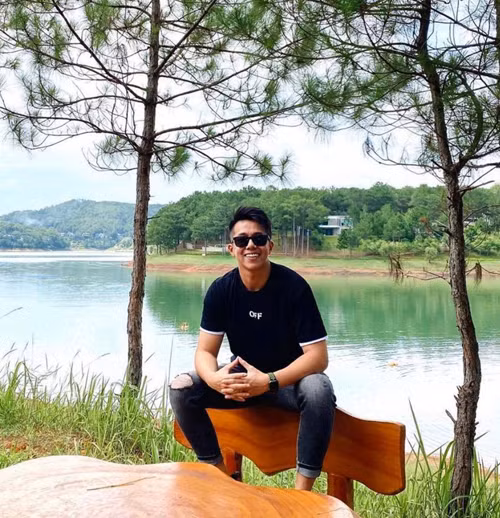 Anh chàng thường mặc các mẫu áo phông tối màu đơn giản.