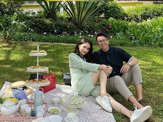 Sau chương trình "Người ấy là ai", Matt Liu - chàng trai doanh nhân Hương Giang lựa chọn nhận được sự quan tâm của đông đảo khán giả. CEO người Singapore được khen ngợi có vẻ ngời điển trai, phong độ và cách ăn mặc cực giản dị.