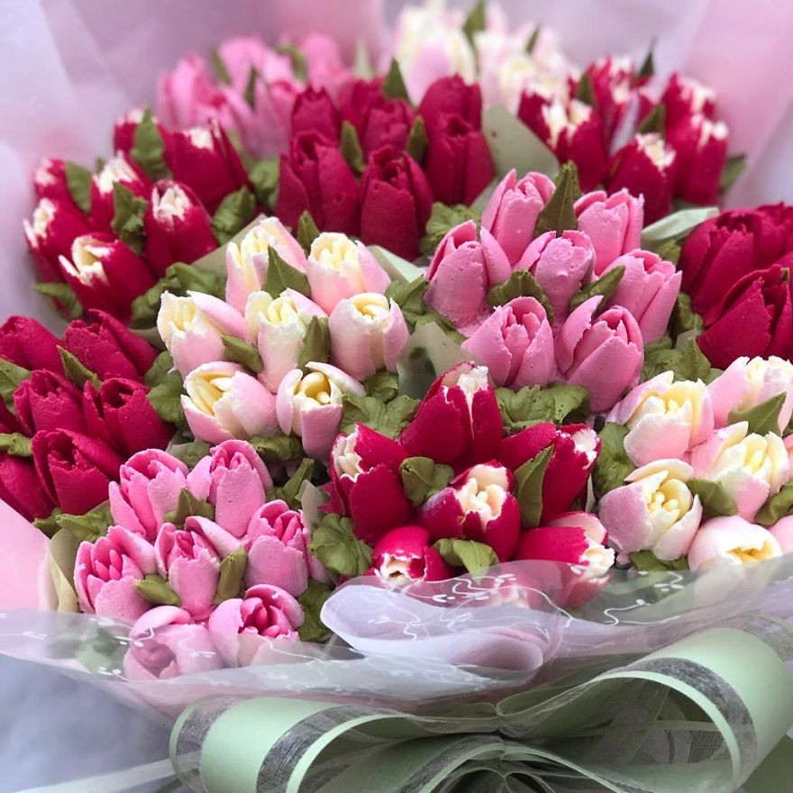 Tuy nhiên, khi chia sẻ lên mạng xã hội, bà mẹ 5 con nhận được nhiều phản ứng tích cực của mọi người, cô quyết định thực hiện một bước nhảy vọt là mở một tiệm bánh và mở lớp dạy làm bánh bằng kem hoa bơ cho mọi người.