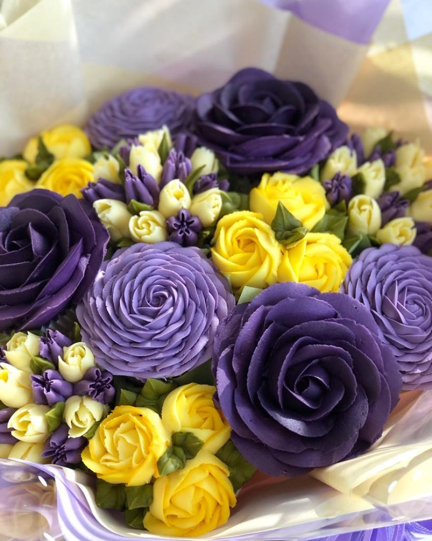 Bà mẹ 5 con say sưa với niềm đam mê làm bó hoa "cupcake" của mình, bên cạnh việc tạo ra những tác phẩm đẹp lộng lẫy, cô còn rất chú trọng việc đảm bảo vệ sinh thực phẩm như một nhà hàng 5 sao.