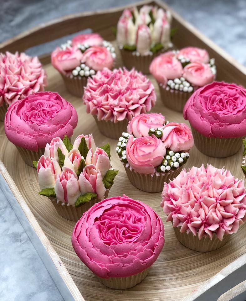 Những chiếc bánh hình bông hoa được tạo ra, để vào cốc giấy rồi mới bó lại như hoa thật. Ảnh: IG, BP. Video "Chế biến món ngon từ nấm đông cô". Nguồn: VTC.