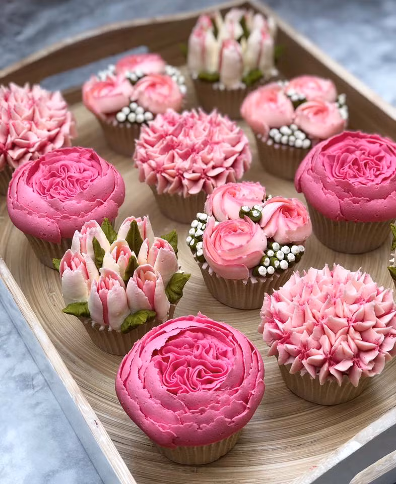 Những chiếc bánh hình bông hoa được tạo ra, để vào cốc giấy rồi mới bó lại như hoa thật. Ảnh: IG, BP. Video "Chế biến món ngon từ nấm đông cô". Nguồn: VTC.