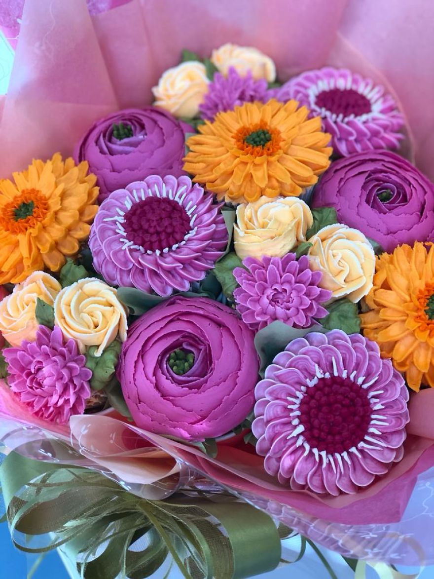 Những bó hoa ăn được này không chỉ đẹp mắt mà còn vô cùng thơm ngon... Khi lại gần mới có thể phát hiện ra đó chính là những chiếc bánh cupcake được tạo nên vô cùng tinh tế.