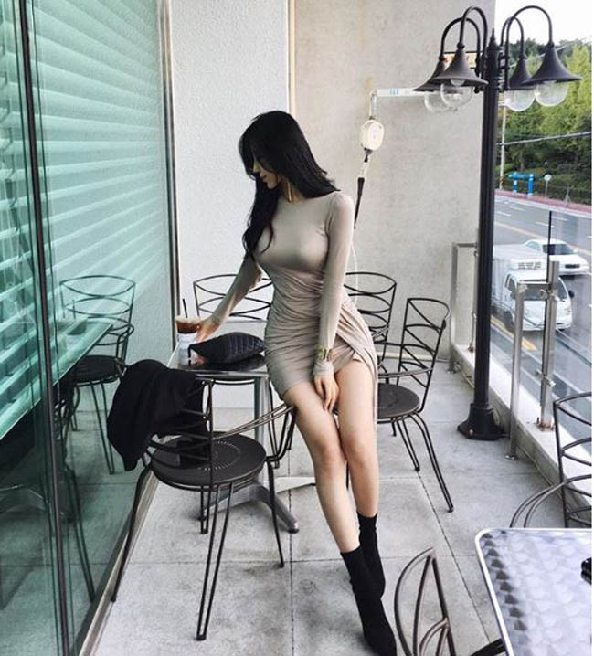 Các mẫu váy ngắn giúp cô nàng phô diễn đôi chân dài trắng nõn.