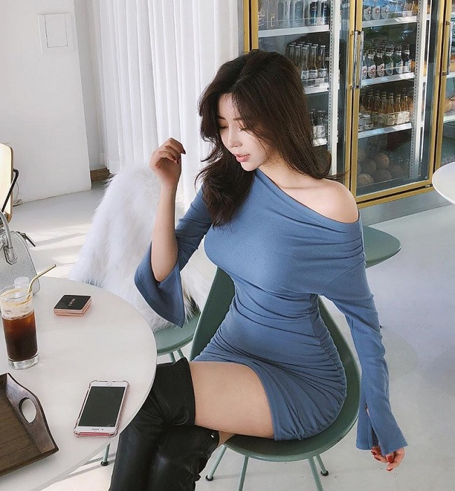 Choi Somi hiện theo đuổi công việc MC, người mẫu, diễn viên múa, đồng thời là một gymer đình đám ở xứ Kim Chi. Trang Sina từng nhận xét Choi Somi có khuôn mặt đẹp như ca sĩ Yoona và vòng 1 gợi cảm như "siêu vòng 1" Trung Quốc - Liễu Nham.