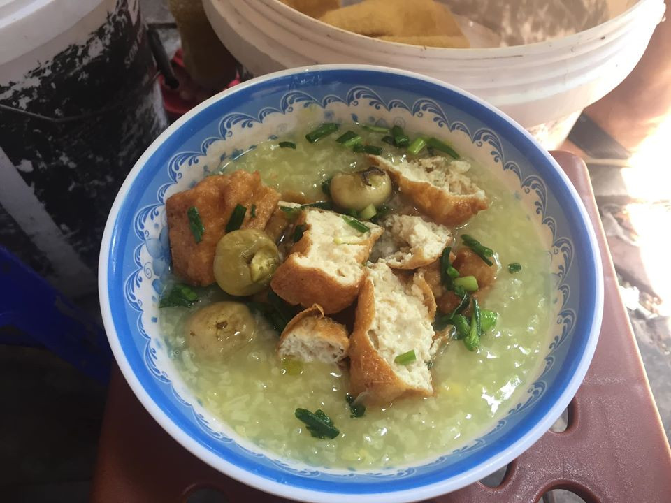 Sách “Nam dược thần hiệu” của danh y Tuệ Tĩnh viết: “Đậu xanh không độc, thanh nhiệt, có thể làm sạch mát nước tiểu, chữa lở loét, làm sáng mắt, trị được nhiều bệnh. Hạt đậu xanh có vị ngọt, tính mát có tác dụng thanh nhiệt, ích khí, tiêu thử, lợi thủy, giải độc.