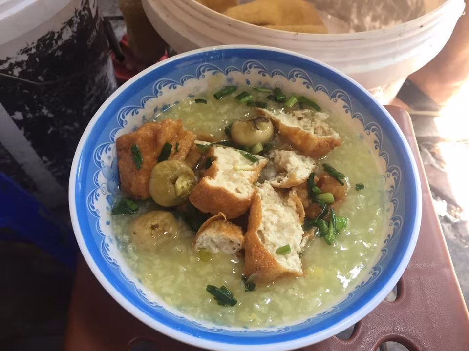 Sách “Nam dược thần hiệu” của danh y Tuệ Tĩnh viết: “Đậu xanh không độc, thanh nhiệt, có thể làm sạch mát nước tiểu, chữa lở loét, làm sáng mắt, trị được nhiều bệnh. Hạt đậu xanh có vị ngọt, tính mát có tác dụng thanh nhiệt, ích khí, tiêu thử, lợi thủy, giải độc.