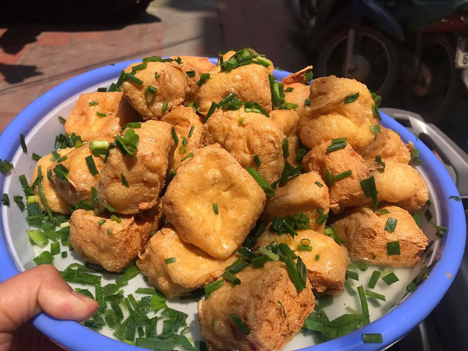 Thành phần chính thứ 2 trong cháo đậu cà vẫn là… đậu. Ở Hà Nội, nổi tiếng nhất là đậu Mơ. Đó là một đặc sản của làng Mơ, nay thuộc phường Mai Động, quận Hoàng Mai.