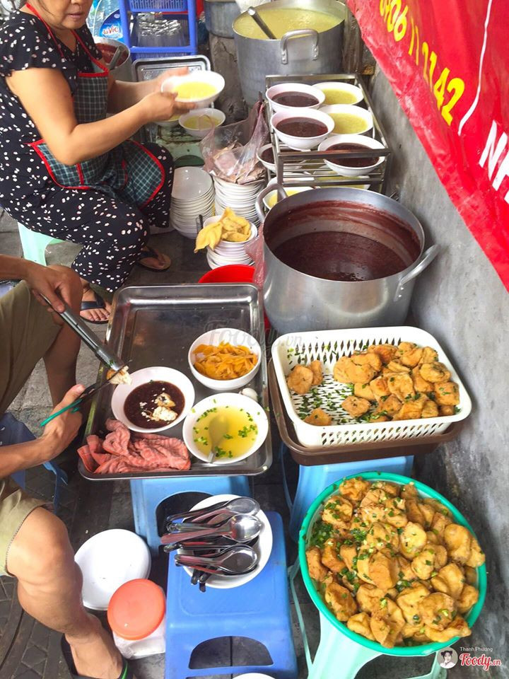 Hà Nội bây giờ không có nhiều hàng cháo đậu cà và thi thoảng mới gặp trên phố. Hàng cháo nổi danh nhất ở phố cổ là nằm ở ngã 3 Đào Duy Từ - Lương Ngọc Quyến. Cháo đậu cà thường rất rẻ, khoảng độ 10-15 nghìn/bát.