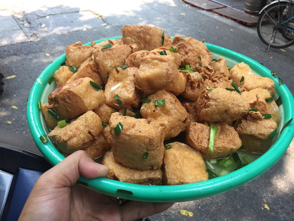 Cuối cùng là cà. Bây giờ người ta có thói quen ăn cà muối xổi, hoặc là cà dầm với đủ thứ ớt, giềng, tỏi… Nhưng quãng độ 20 năm trước, cháo đậu cà là cứ phải cà muối. Món cà muối ăn kèm cùng cháo đậu vô cùng ngon miệng.