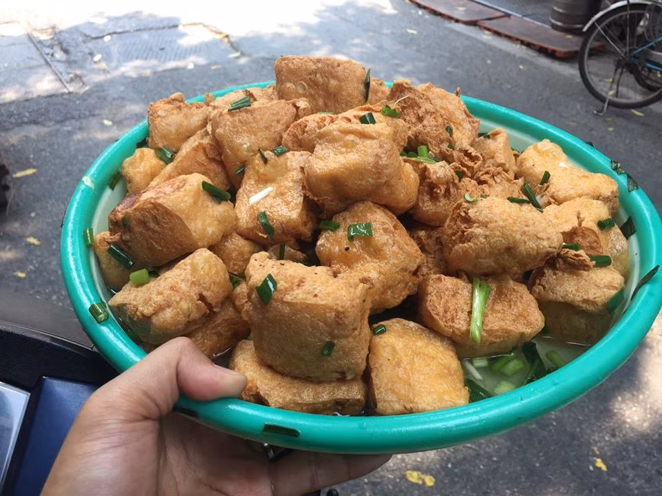 Cuối cùng là cà. Bây giờ người ta có thói quen ăn cà muối xổi, hoặc là cà dầm với đủ thứ ớt, giềng, tỏi… Nhưng quãng độ 20 năm trước, cháo đậu cà là cứ phải cà muối. Món cà muối ăn kèm cùng cháo đậu vô cùng ngon miệng.