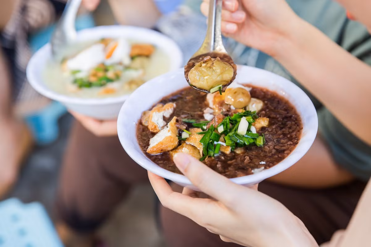 Quán cháo đậu cà của cô Oanh trên phố Đào Duy Từ ngày nào cũng tấp nập người ghé đến thưởng thức. Kể cả những thực khách nước ngoài cũng phải “say đắm” với món cháo đậu cà.