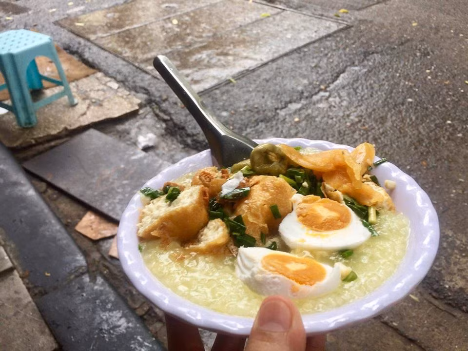 Trong những ngày nắng nóng ở Hà Nội, thưởng thức một bát cháo thơm mùi đậu xanh, đậu đen hòa quyện với cà pháo chua nhẹ, đậu rán dai, giòn là lựa chọn của nhiều người. Ảnh: Foody, FB. Video "Chế biến món ngon từ nấm đông cô". Nguồn: VTC.