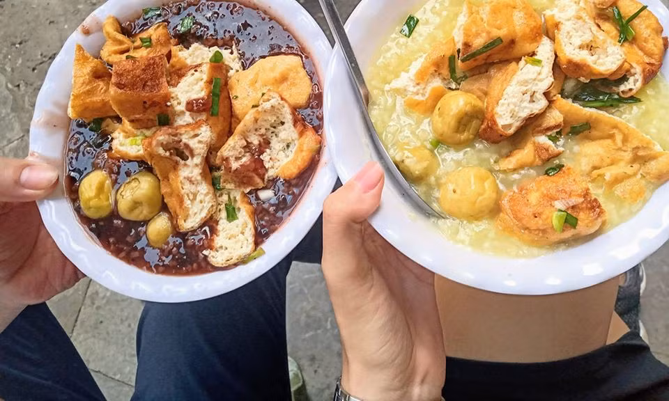 Đậu đen có vị hơi ngọt, đi vào hai kinh can thận. Có tác dụng bổ thận thủy, bổ can, thanh nhiệt giải độc, lợi niệu, bổ huyết giải phong nhiệt. Đặc biệt, nước đậu đen có tác dụng điều trị đối với thận yếu, mặt sưng phù, phong thấp tê liệt, thấp khớp hoặc các bệnh lở loét. Dùng đậu xanh, đậu đen còn có tác dụng tốt cho da, da sẽ hồng hào, sáng mịn”.