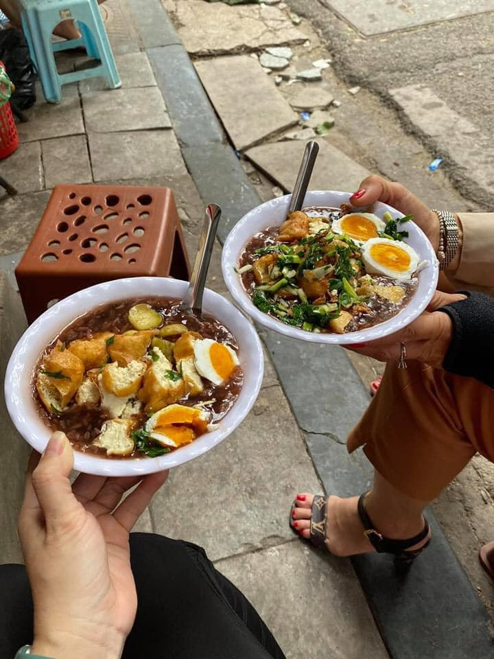 Cháo đậu cà, đầu tiên phải kể là cháo. Món ăn này vốn là món cháo thanh mát, giải nhiệt ngày hè nên chỉ đơn thuần được nấu bằng đậu xanh và đậu đen nấu nhuyễn. Từ lâu, đậu xanh, đậu đen đã được dùng như là một vị thuốc trong Đông y.