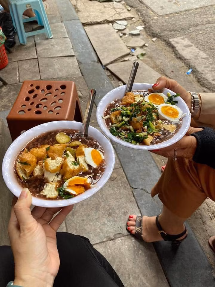 Cháo đậu cà, đầu tiên phải kể là cháo. Món ăn này vốn là món cháo thanh mát, giải nhiệt ngày hè nên chỉ đơn thuần được nấu bằng đậu xanh và đậu đen nấu nhuyễn. Từ lâu, đậu xanh, đậu đen đã được dùng như là một vị thuốc trong Đông y.