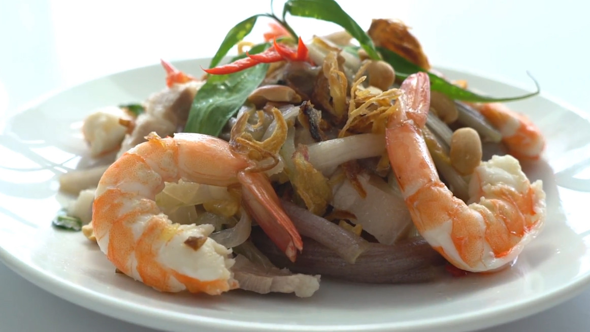 Ngoài ra bạn có thể rắc thêm rau rau răm, ớt đỏ thái chỉ, hành tây… vừa để trang trí vừa làm tăng thêm hương vị đậm đà, nhìn vào là phát thèm và muốn khám phá ngay mùi vị đặc trưng của bông súng hương đồng gió nội. Chuẩn bị một chén nước mắm ớt tỏi tùy khẩu vị là đã có món gỏi bông súng ngon tuyệt.