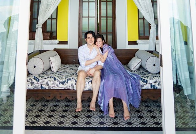 Ở những tháng cuối thai kỳ, bà xã Ông Cao Thắng khoe bụng bầu lớn trong chiếc váy xếp ly sành điệu, nữ tính.