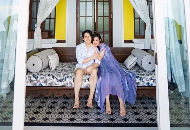 Ở những tháng cuối thai kỳ, bà xã Ông Cao Thắng khoe bụng bầu lớn trong chiếc váy xếp ly sành điệu, nữ tính.