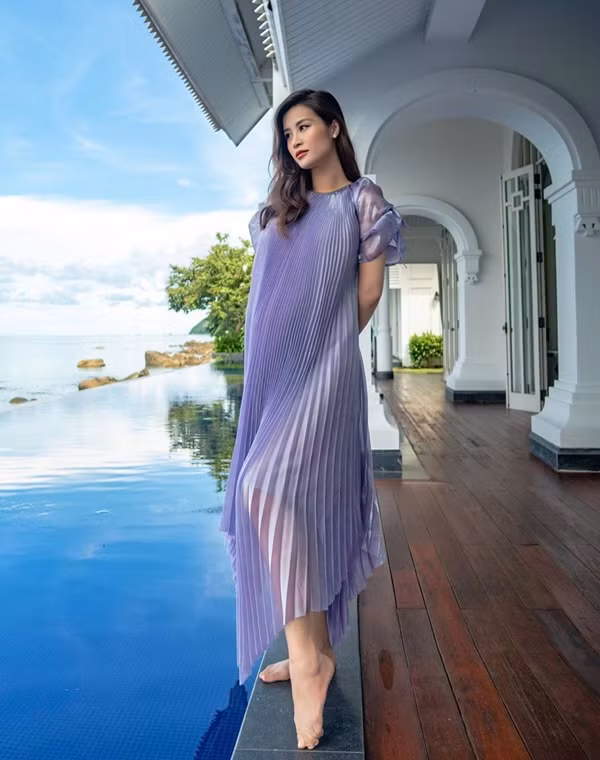 Kể từ khi mang bầu, Đông Nhi tích cực diện váy đầm dáng rộng, phủ tông màu tươi tắn, tôn được vẻ trẻ trung, ngọt ngào.