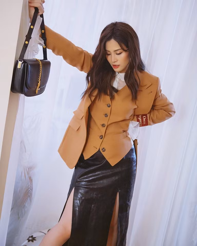 Không hề giấu giếm hình ảnh bầu bí, ngược lại, Đông Nhi càng chăm chỉ khoe những hình ảnh mặc đẹp nức nở khi mang thai. Ảnh: FB, Internet. Mời độc giả theo dõi video "Minh Hằng chia sẻ về phong cách thời trang". Nguồn: VTC.