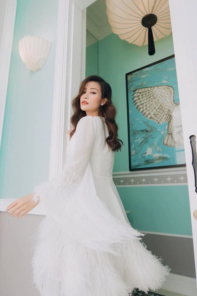 Khi bụng bầu ngày càng lớn, Đông Nhi chuộng những bộ váy rộng rãi, phong cách đơn giản và thoải mái cho cả mẹ và con.